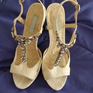 Lace style Betsey Johnson heels off white/cream